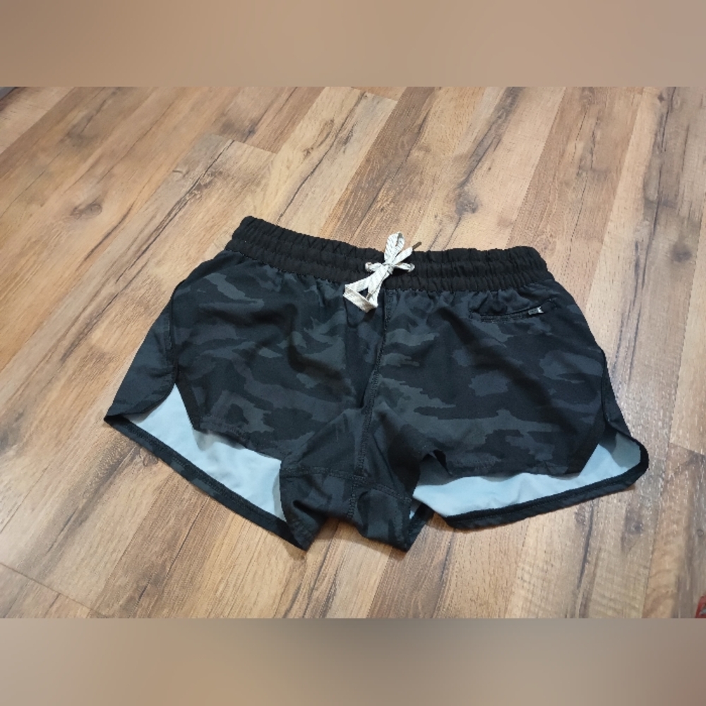 Vuori Black Camo Clementine shorts Small